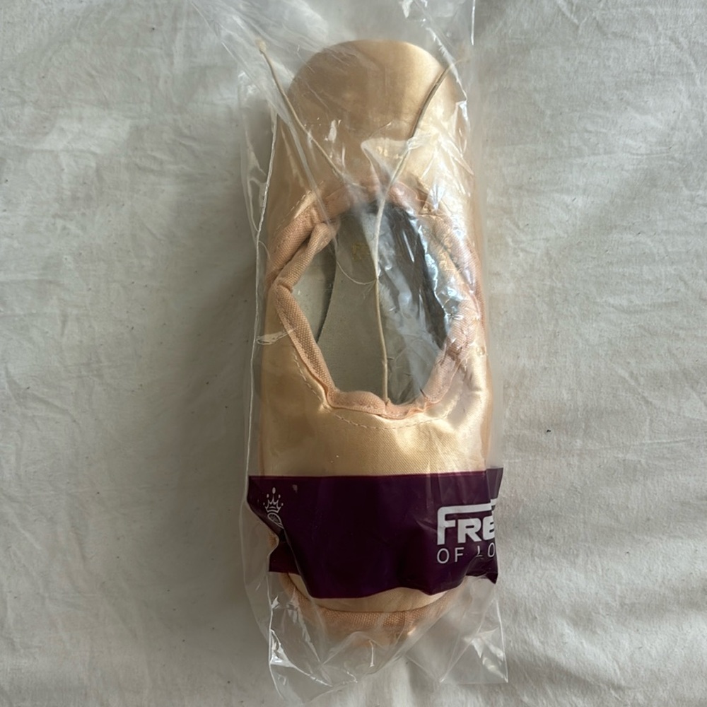 Freed of London pointe shoes, size 6 XXX